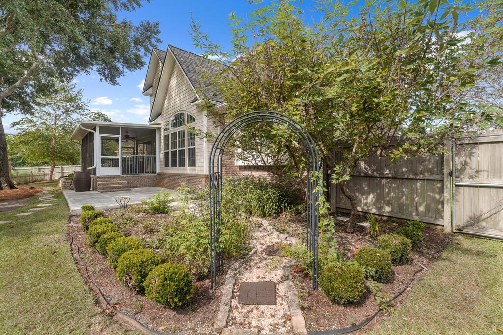 208 Glen Oaks Dr.