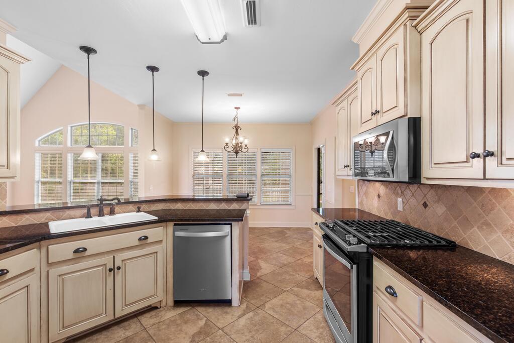 208 Glen Oaks Dr.