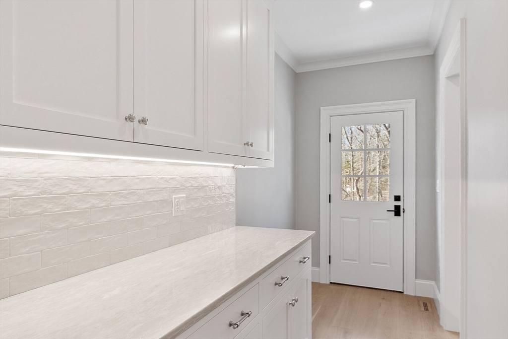 6 Meadowbrook Road