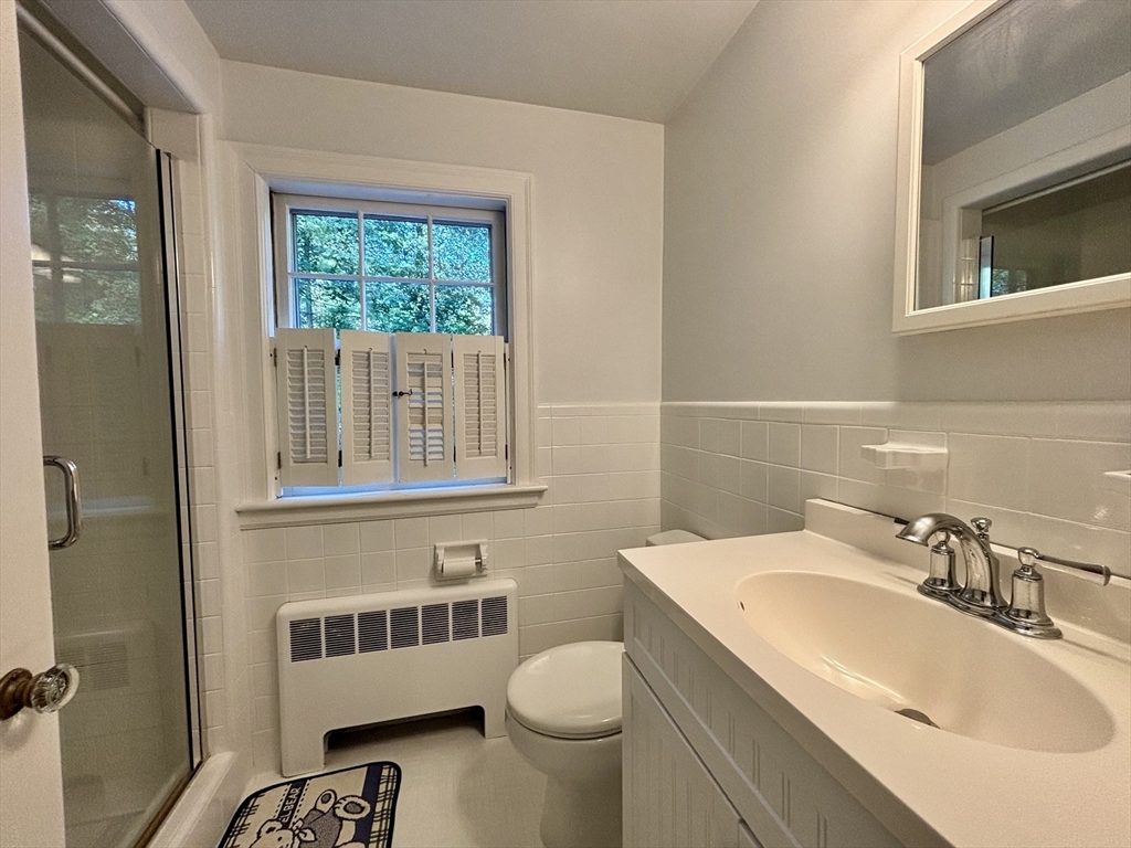 81 Hampshire Rd, Wellesley