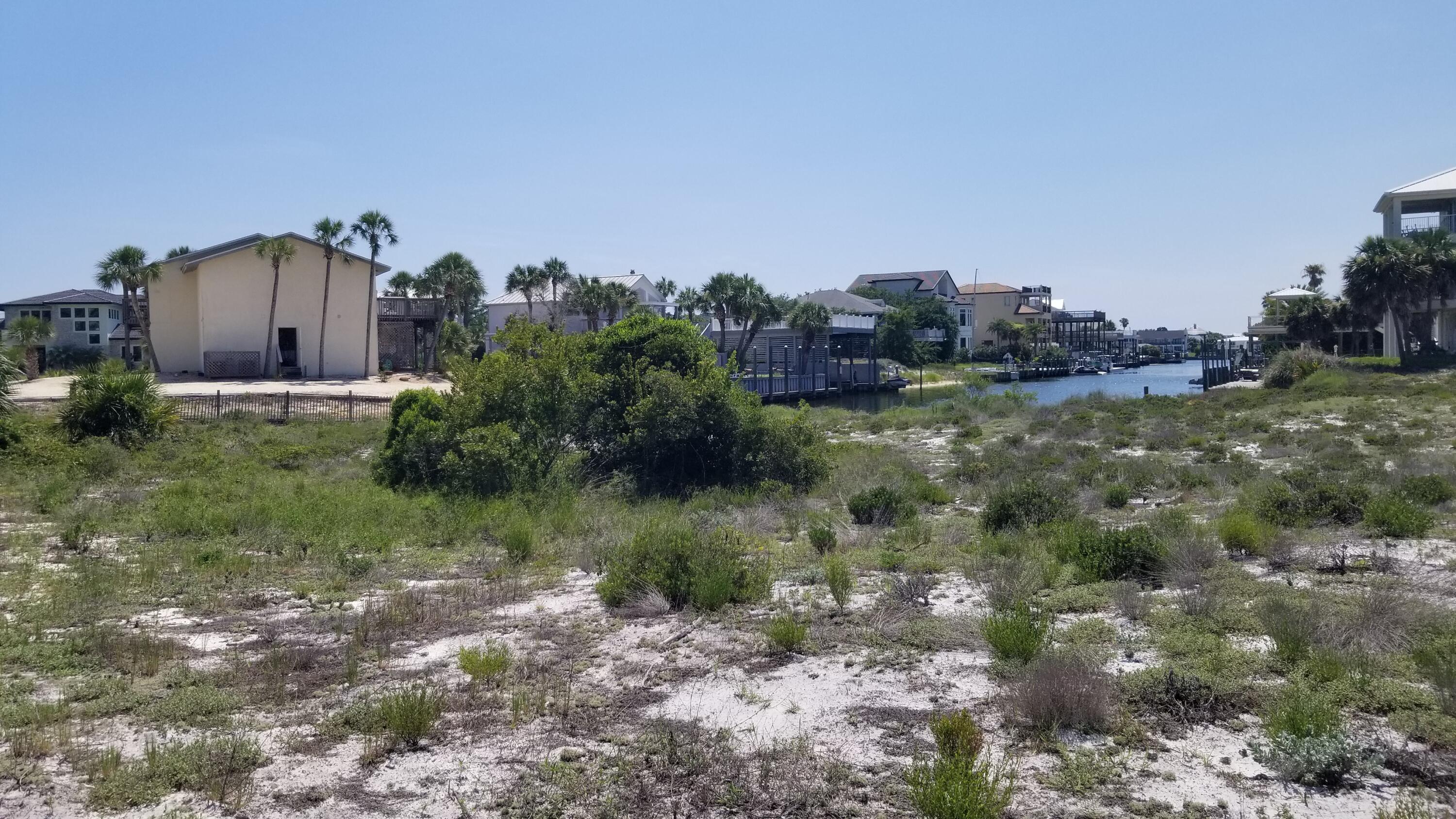 626 Lagoon Drive (Lot 71 Blk E)
