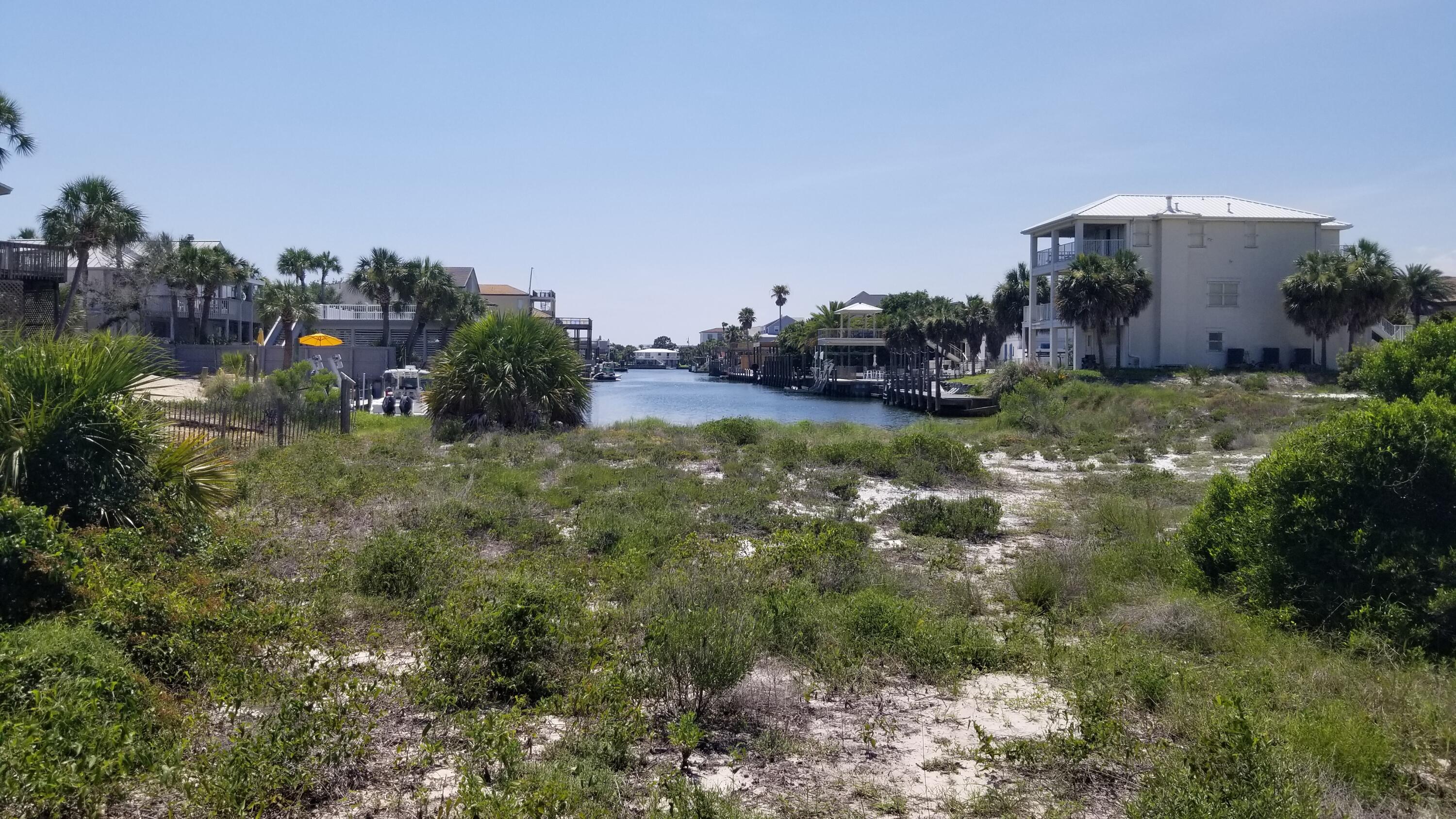 626 Lagoon Drive (Lot 71 Blk E)