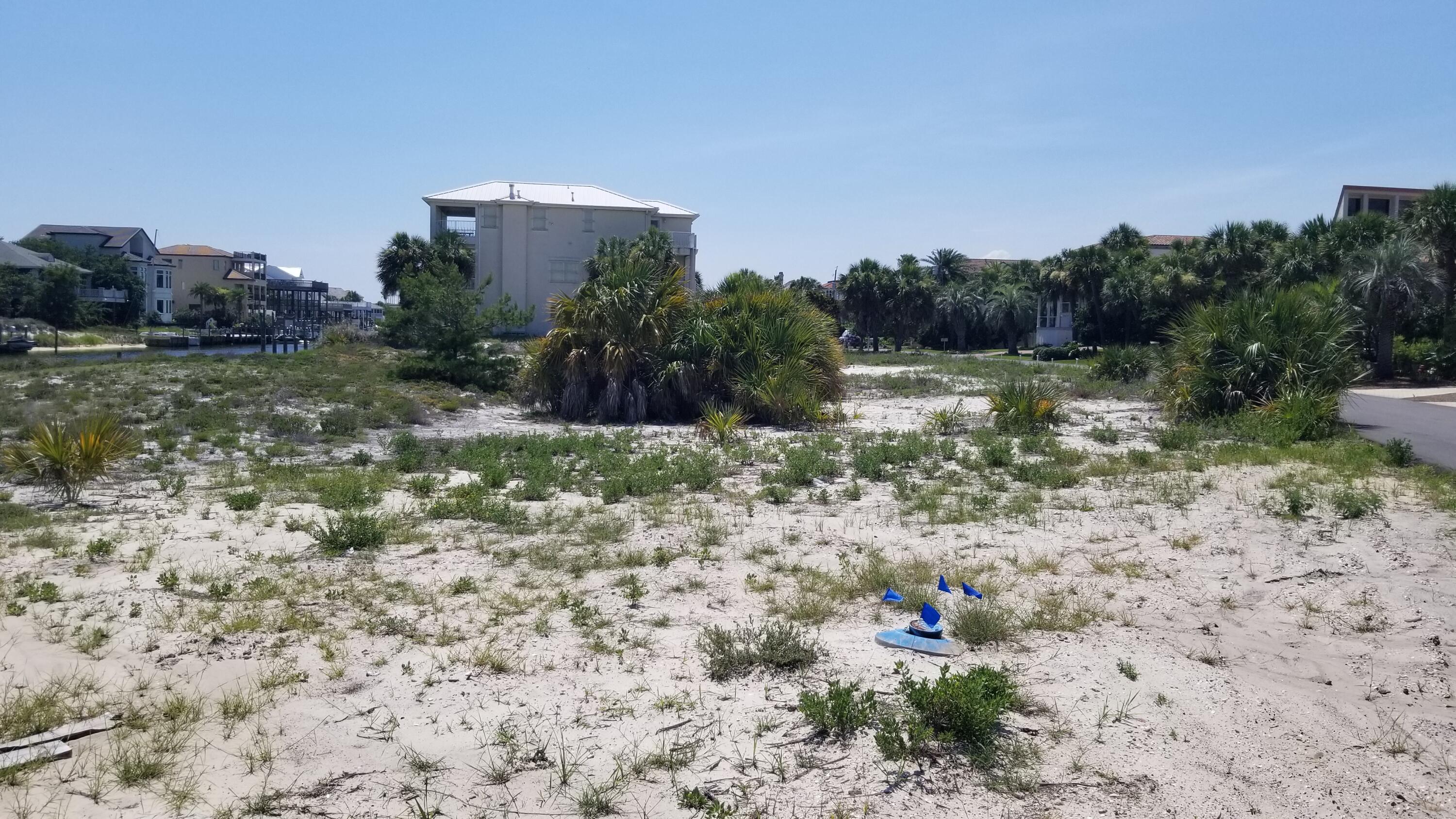 626 Lagoon Drive (Lot 71 Blk E)