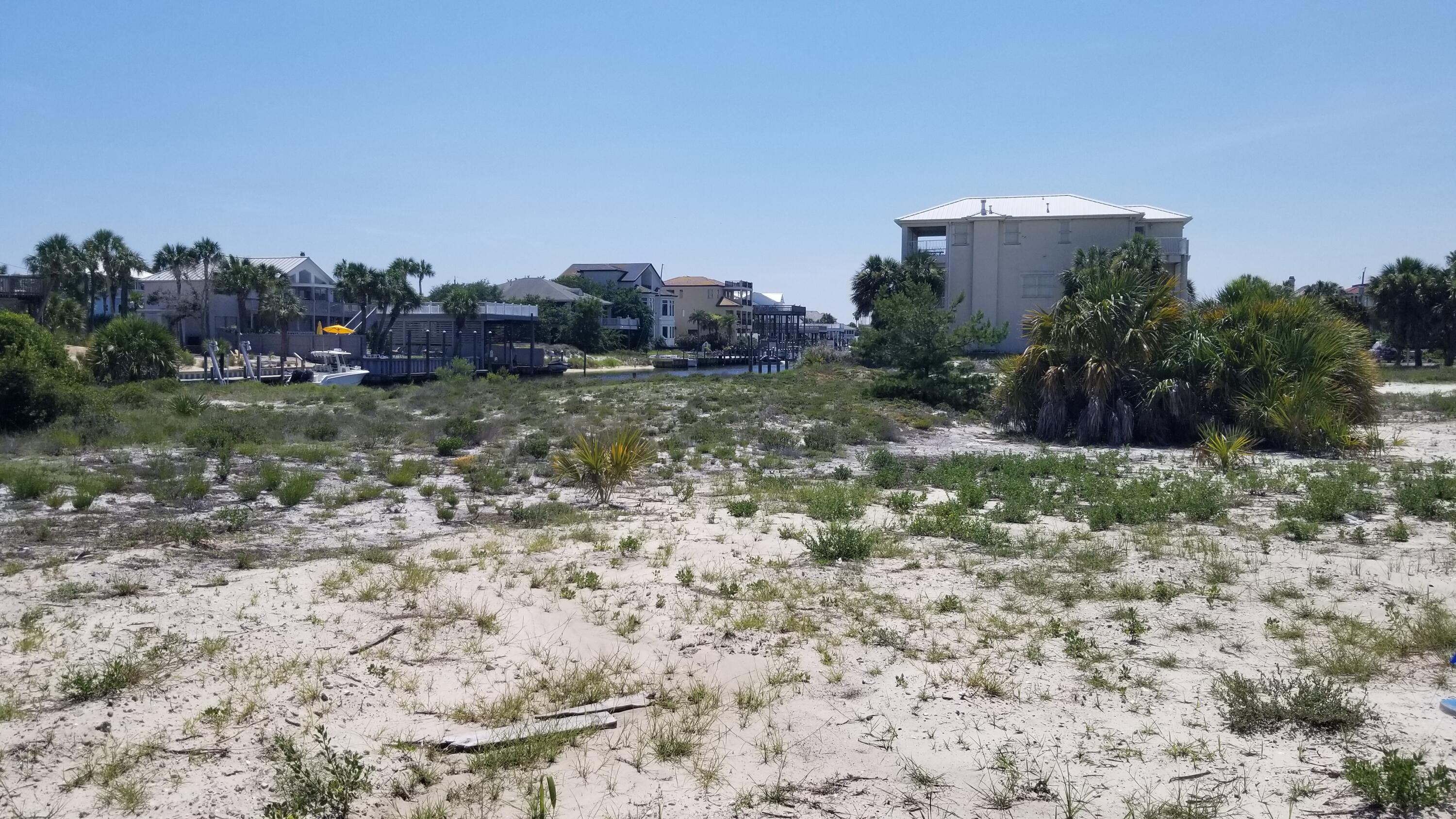 626 Lagoon Drive (Lot 71 Blk E)
