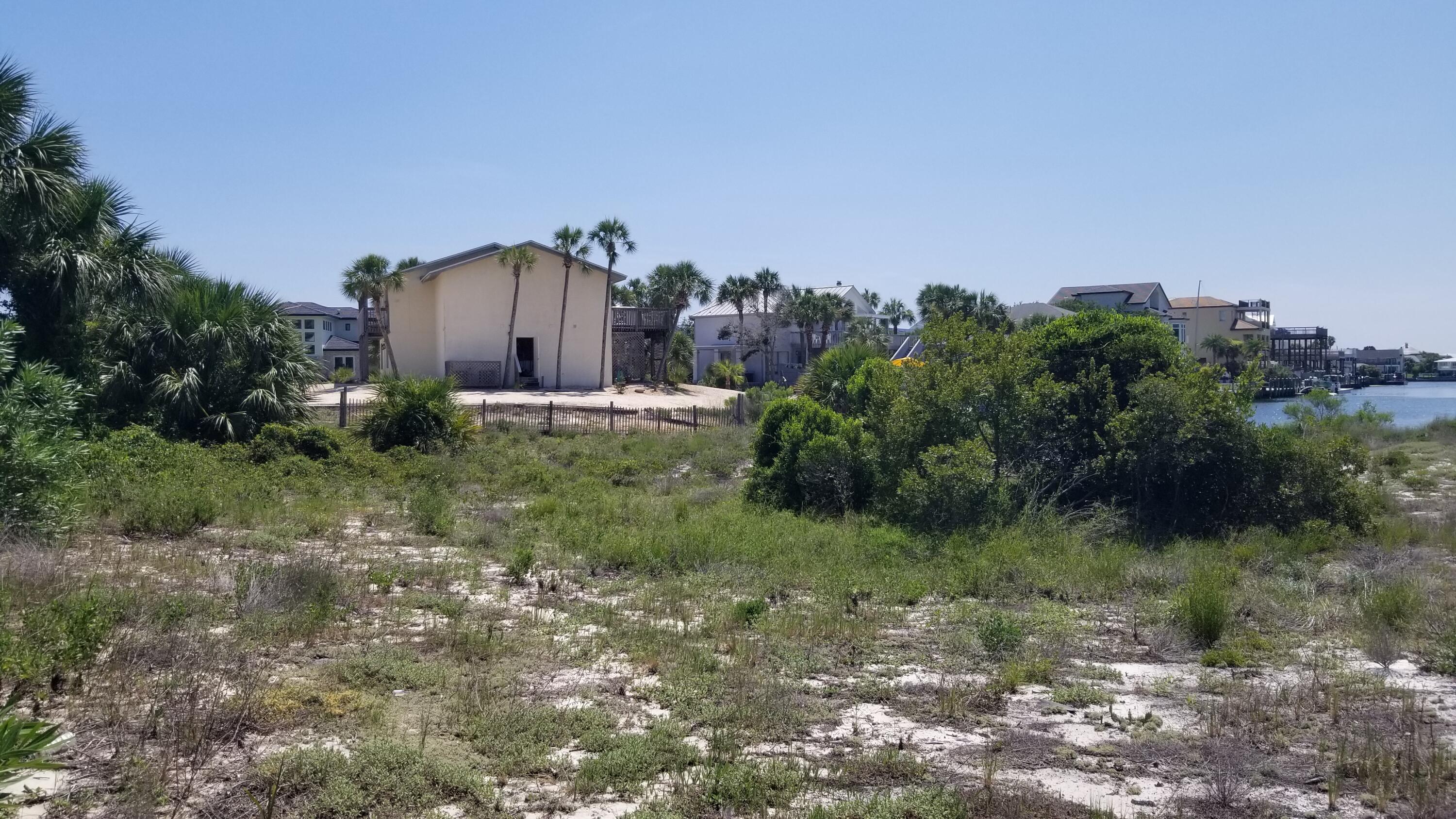 626 Lagoon Drive (Lot 71 Blk E)