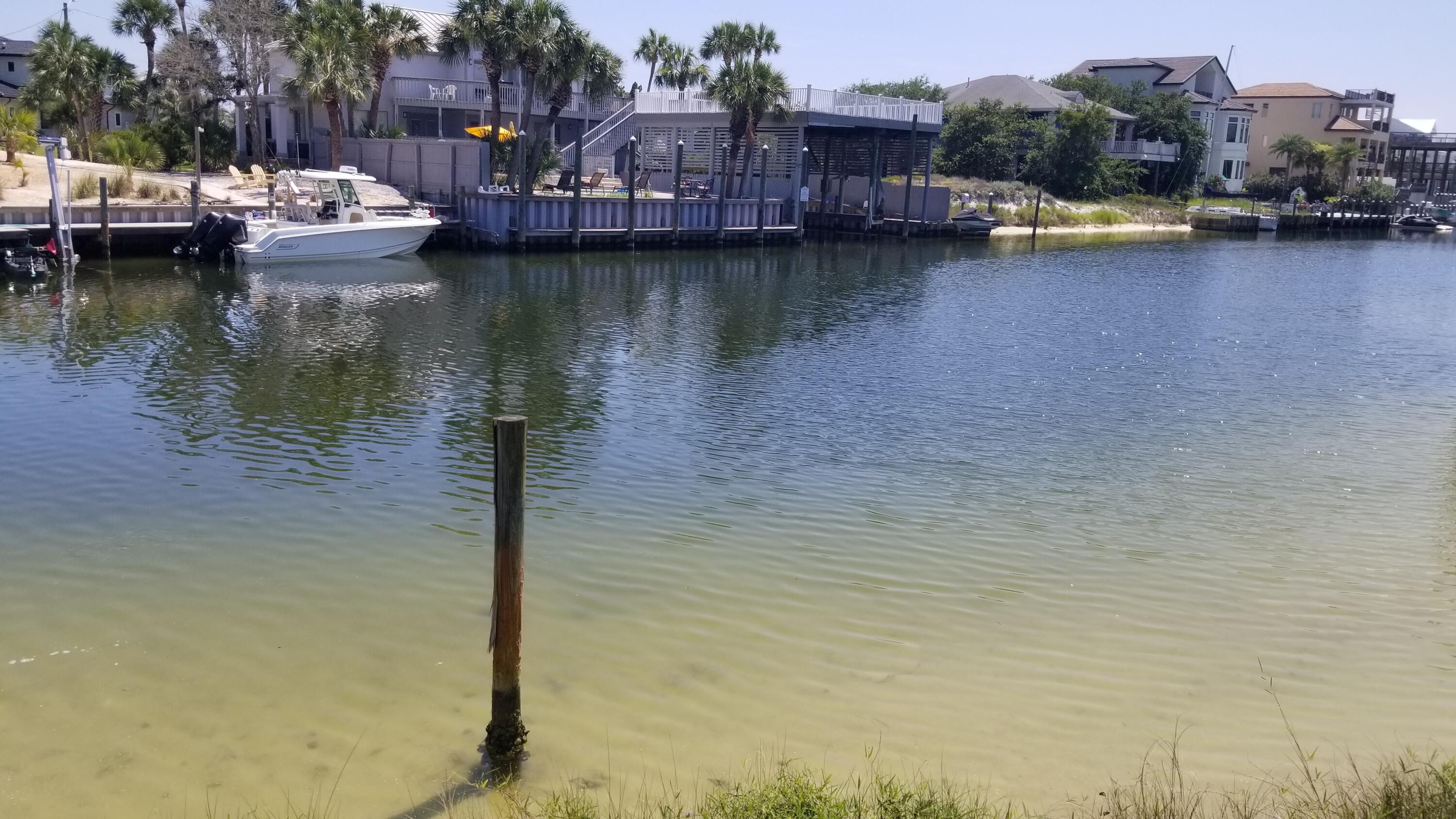 626 Lagoon Drive (Lot 71 Blk E)