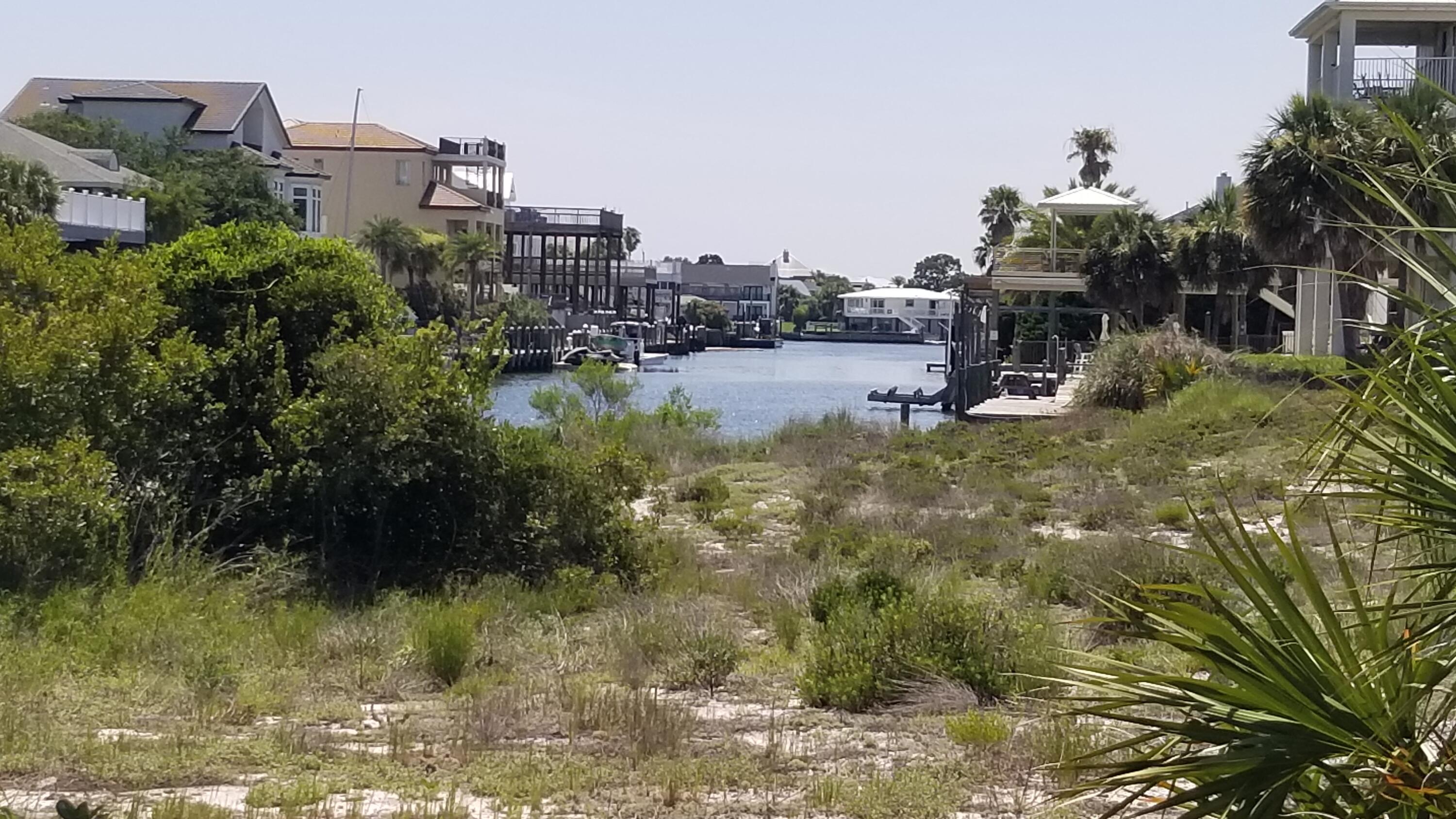 626 Lagoon Drive (Lot 71 Blk E)