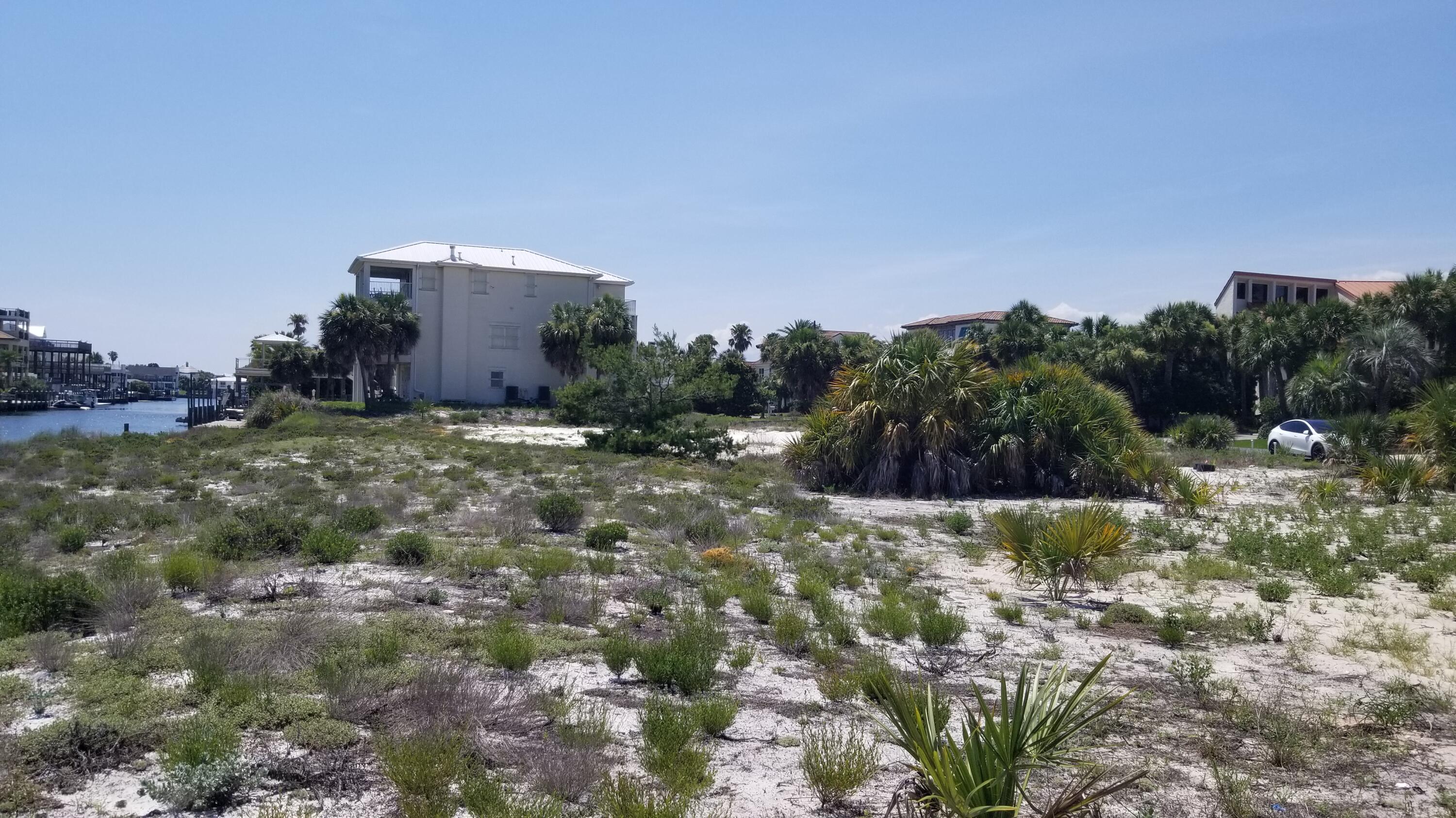 626 Lagoon Drive (Lot 71 Blk E)