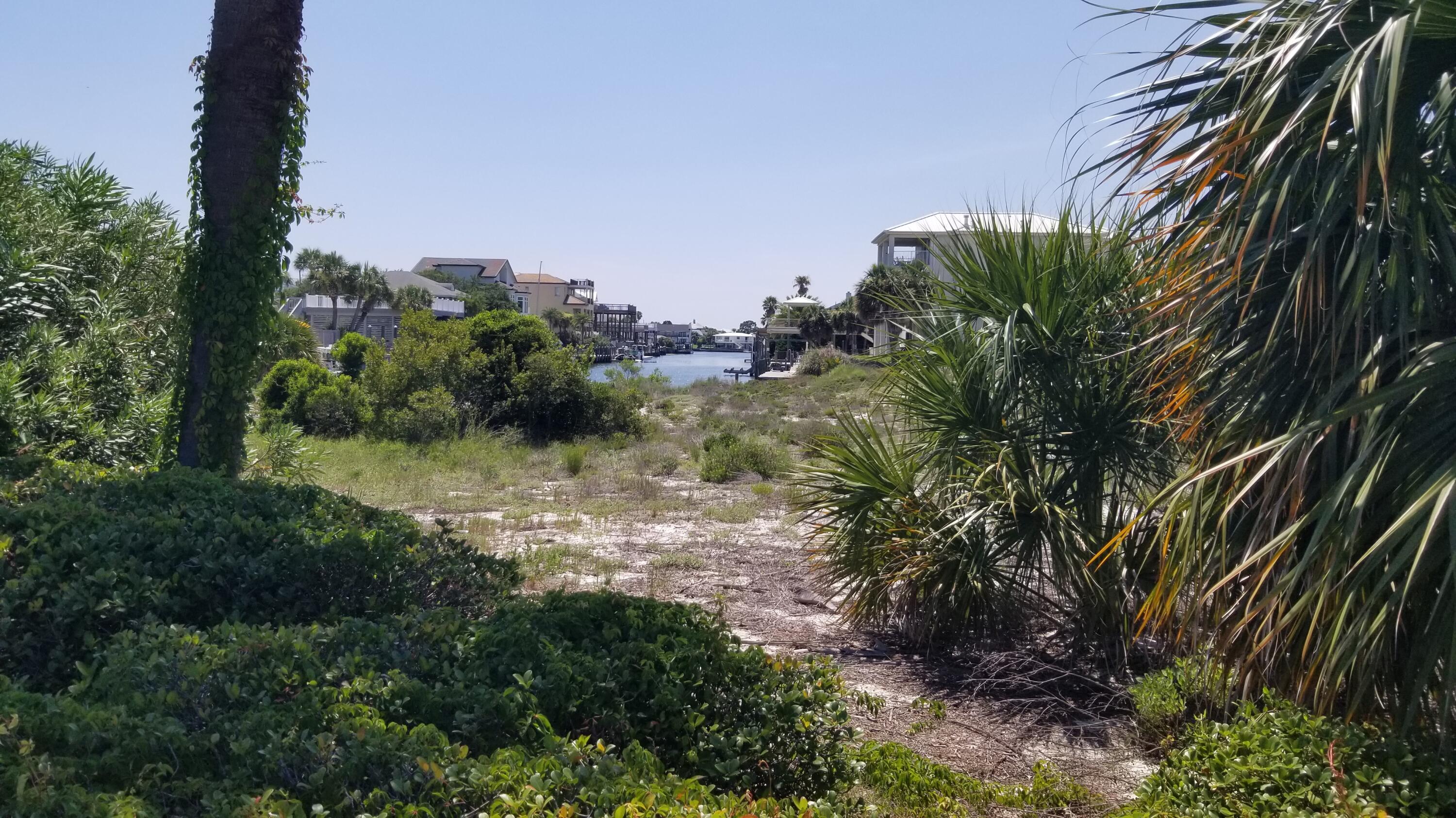 626 Lagoon Drive (Lot 71 Blk E)