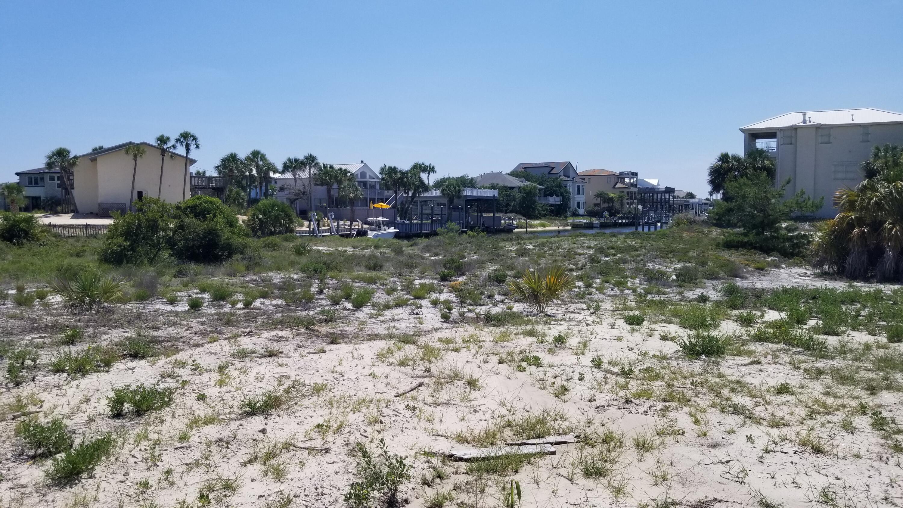 626 Lagoon Drive (Lot 71 Blk E)