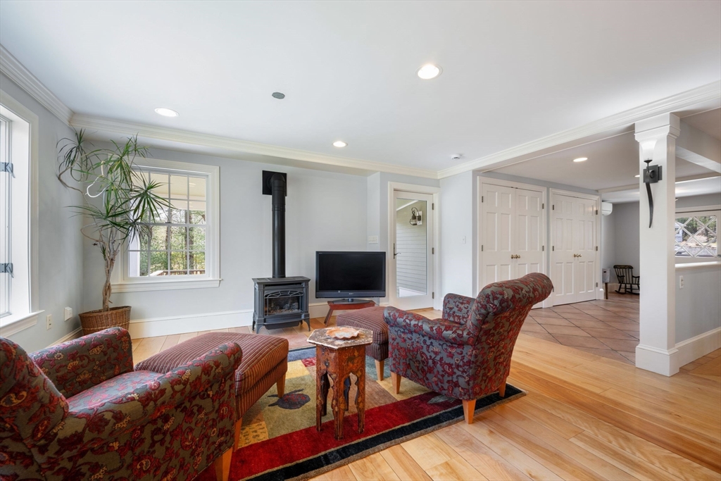 64 Holt Rd