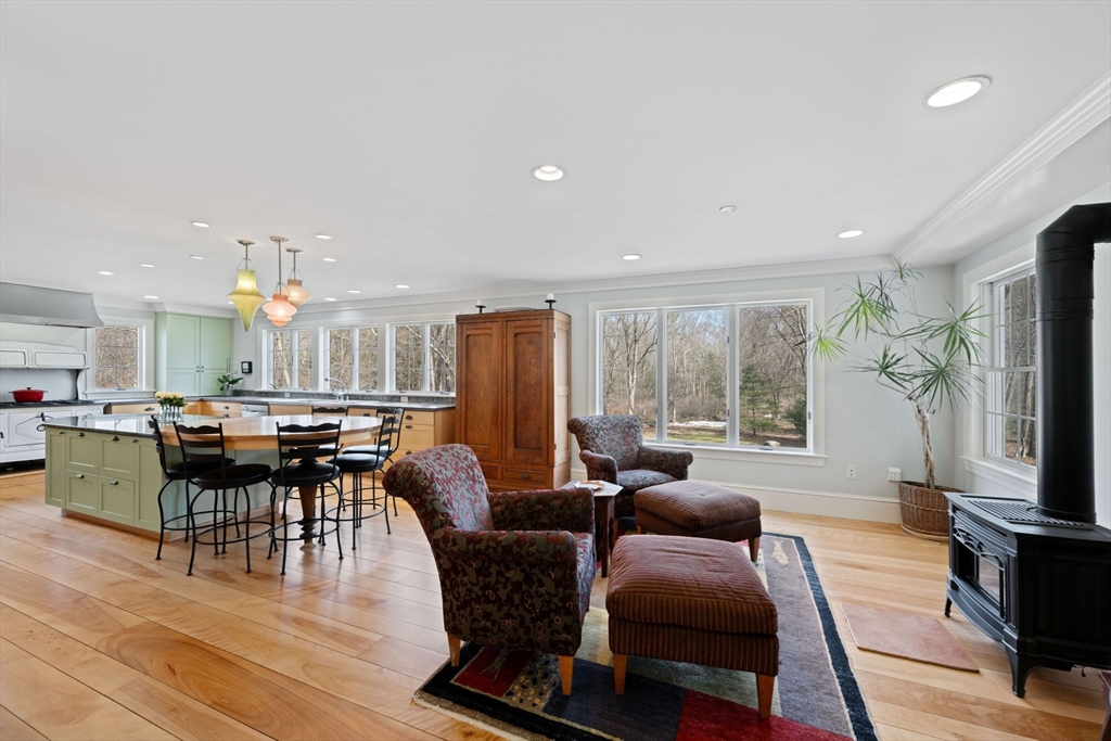 64 Holt Rd