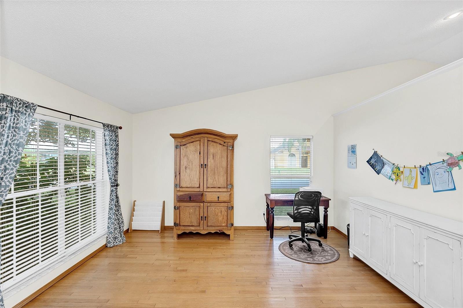 451 QUEENSBRIDGE DR