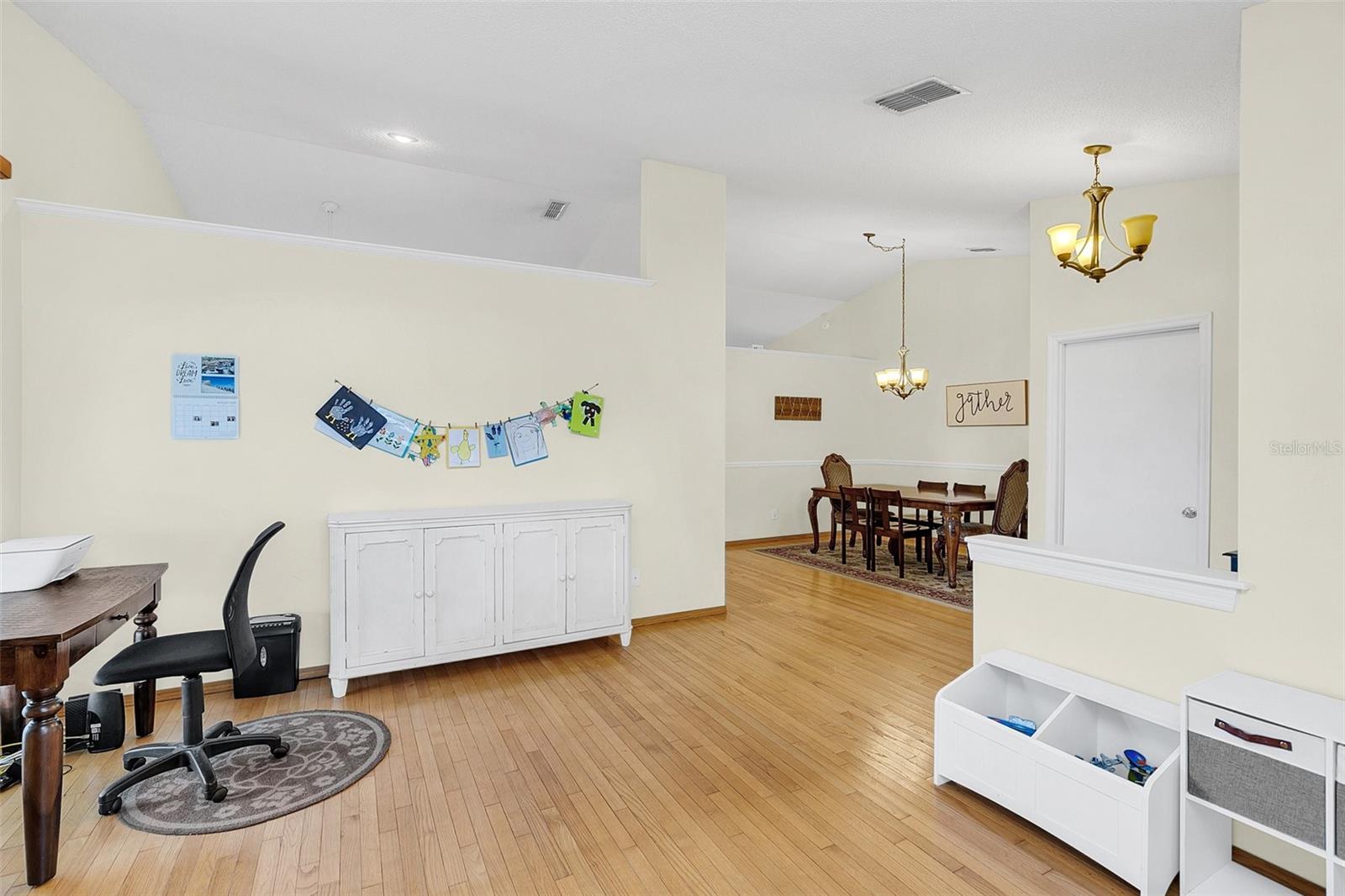451 QUEENSBRIDGE DR