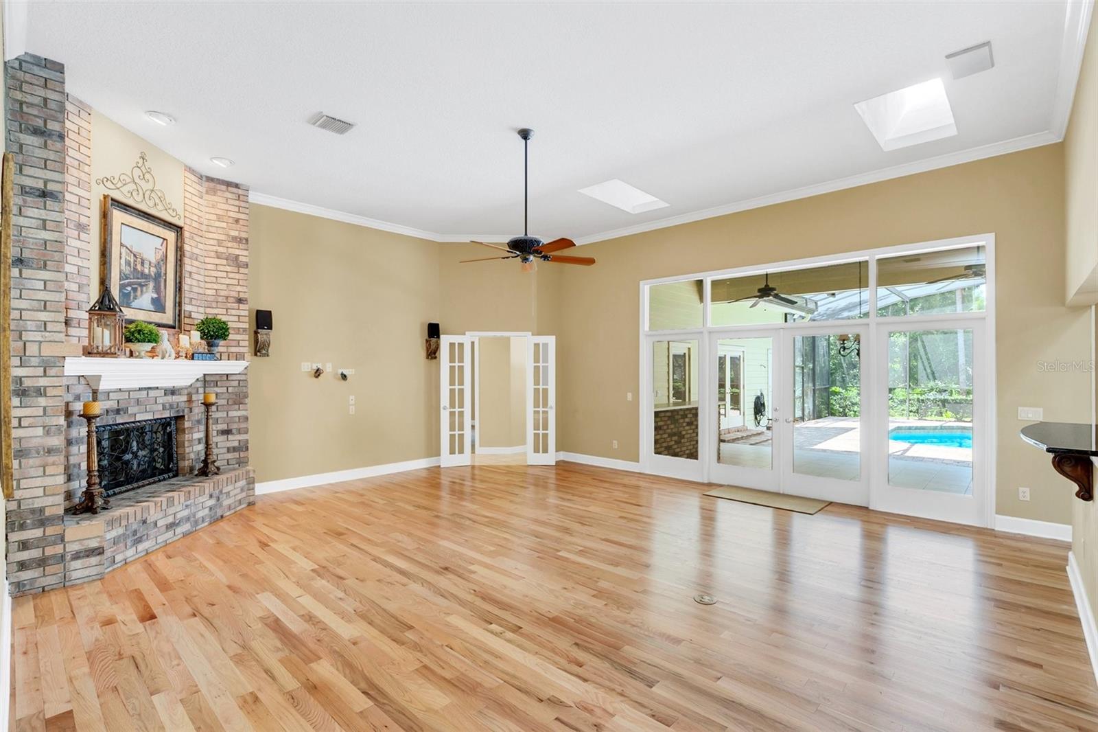 2216 SMOKETREE CT