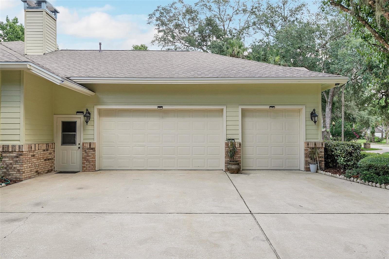 2216 SMOKETREE CT