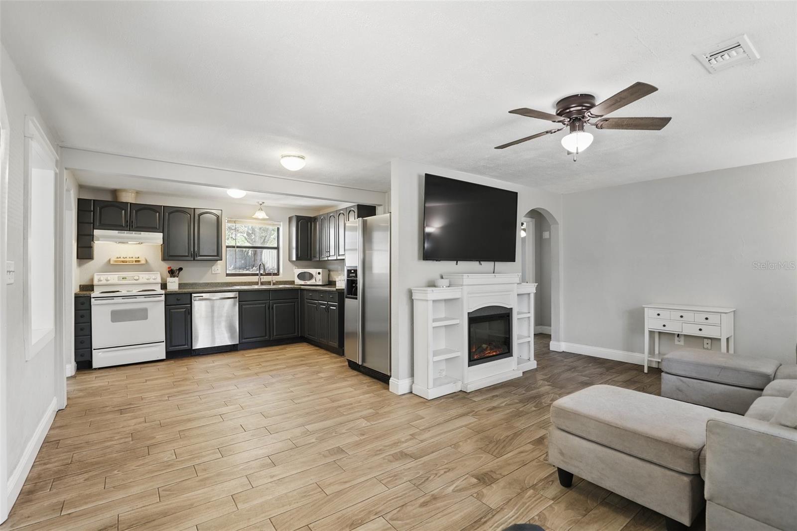 211 AGUA VISTA ST