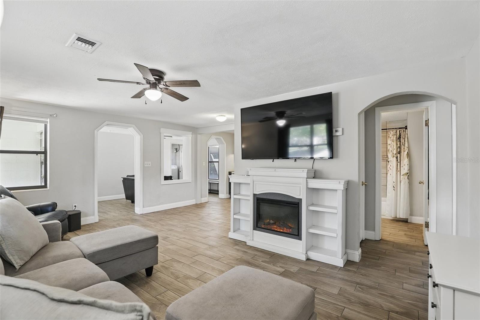 211 AGUA VISTA ST