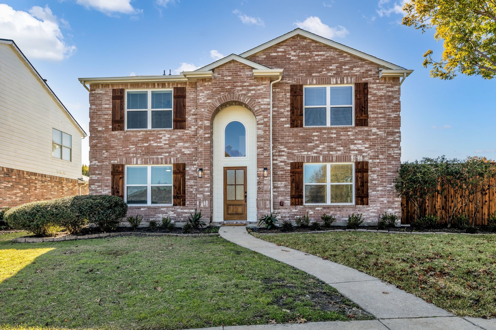 906 Thistle Circle