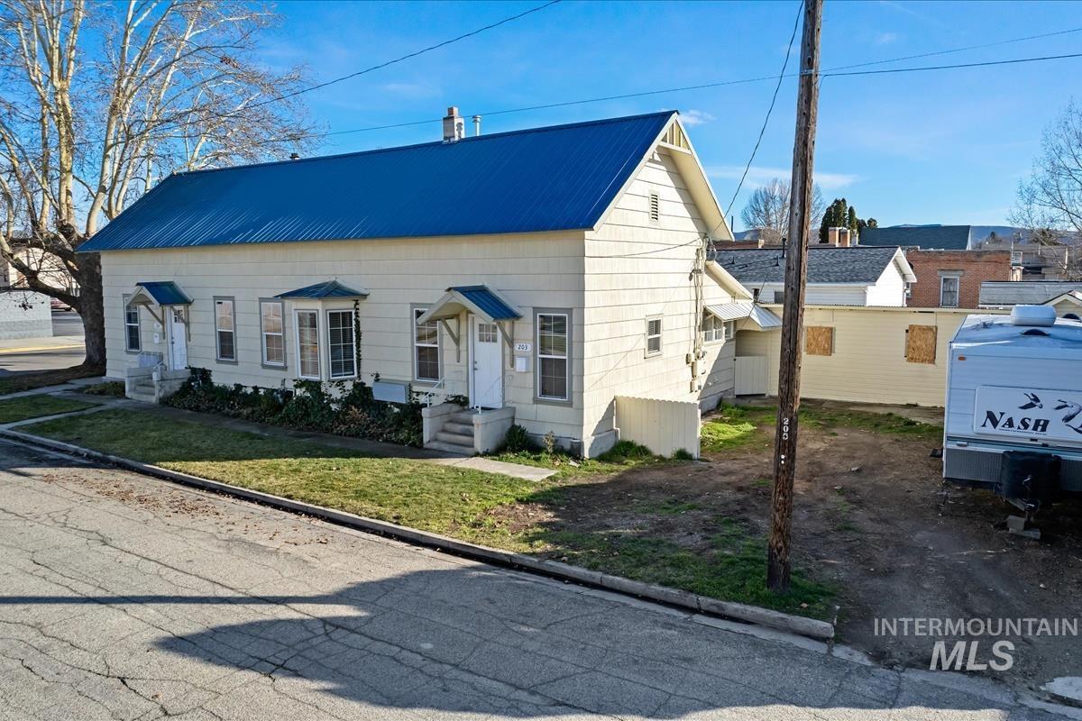 201 W 1st Street