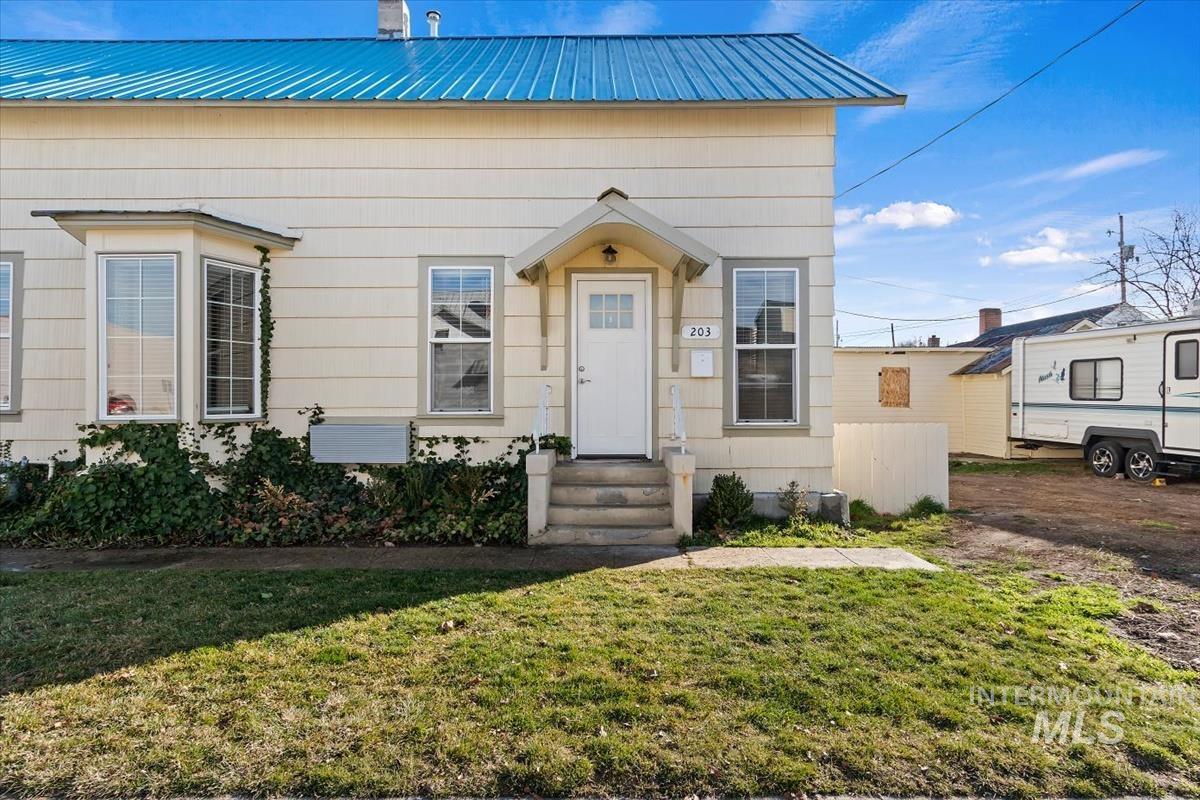201 W 1st Street