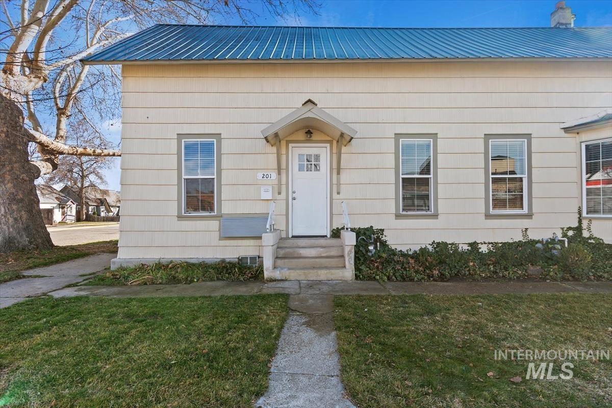 201 W 1st Street