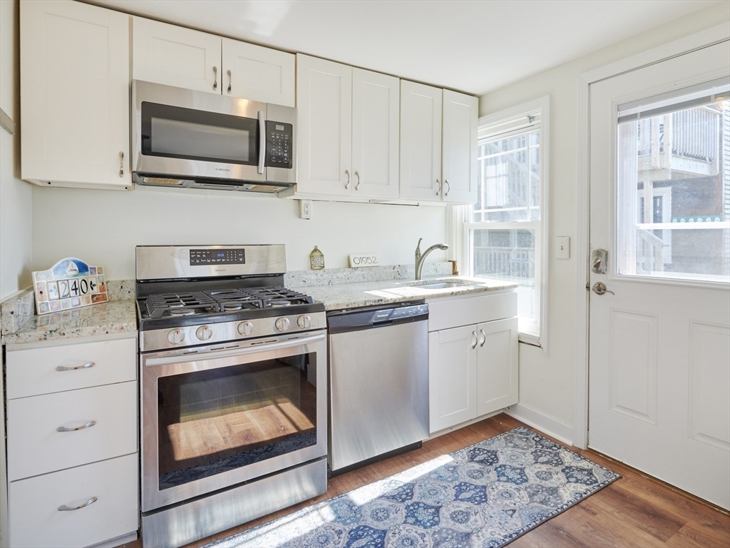 240 North End Blvd