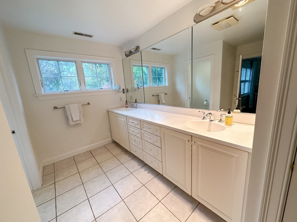 20 Low St # 1