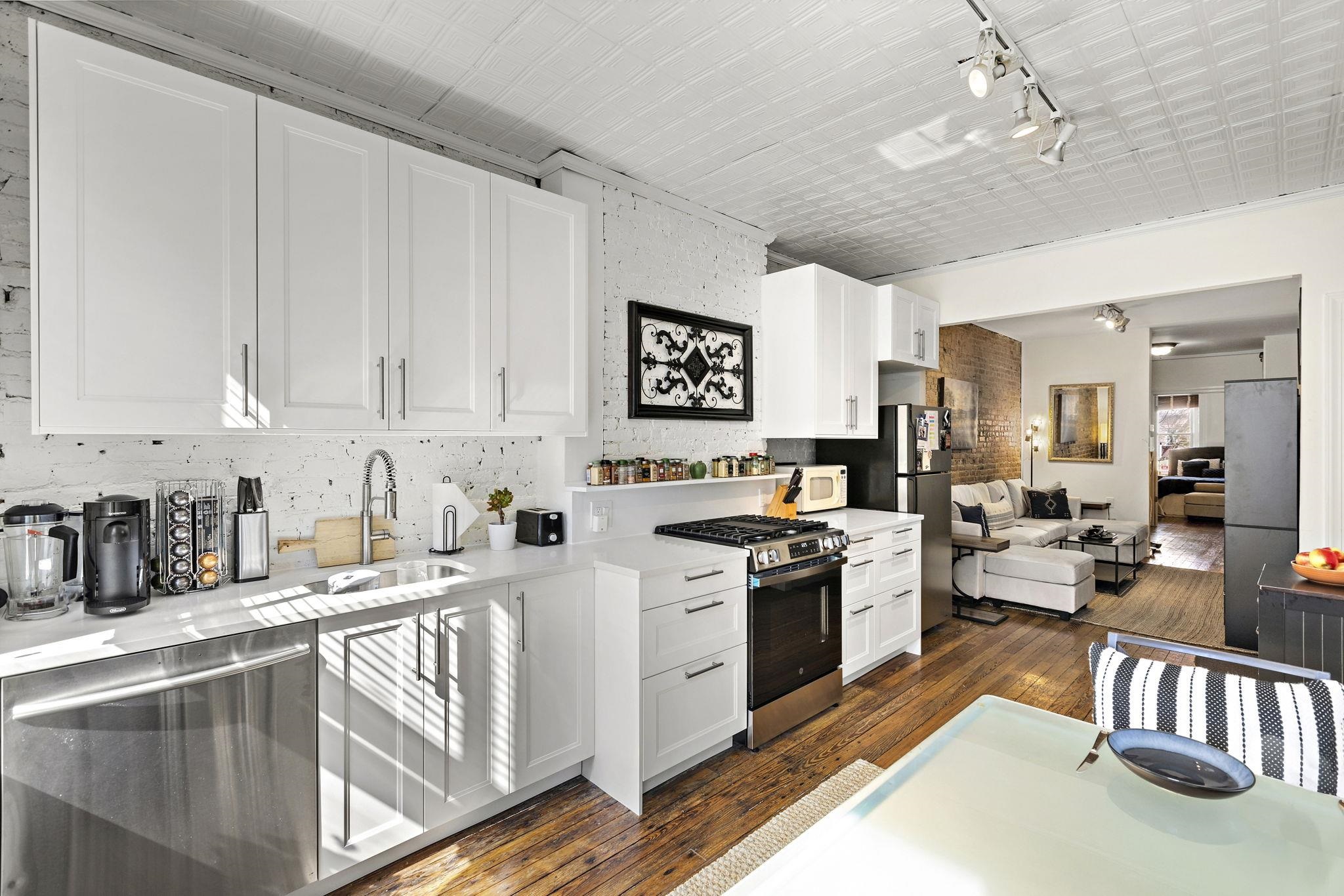 351 8TH ST Unit: 1R