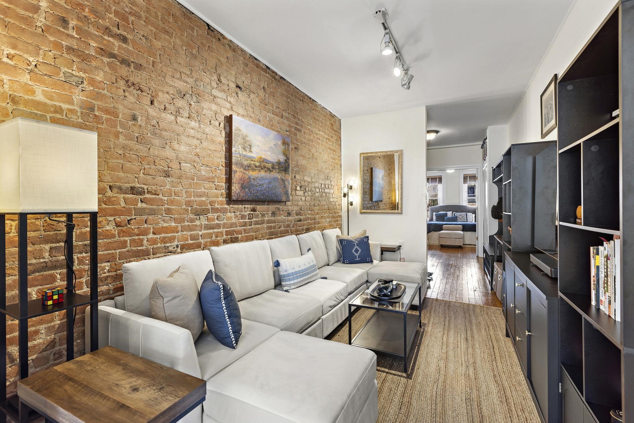351 8TH ST Unit: 1R