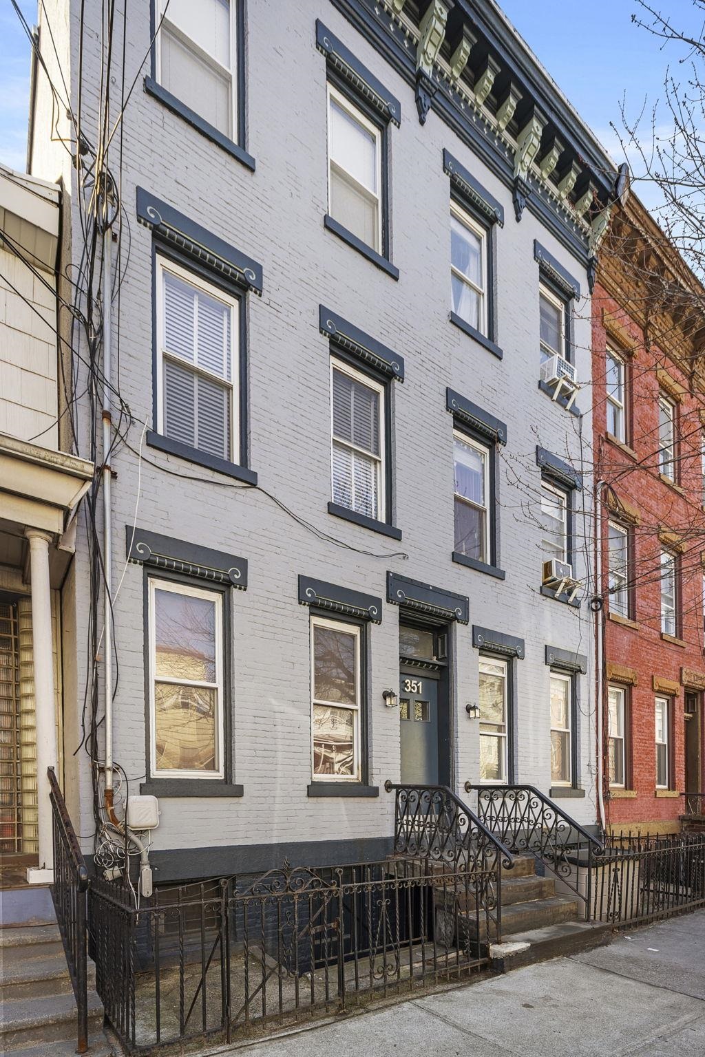 351 8TH ST Unit: 1R