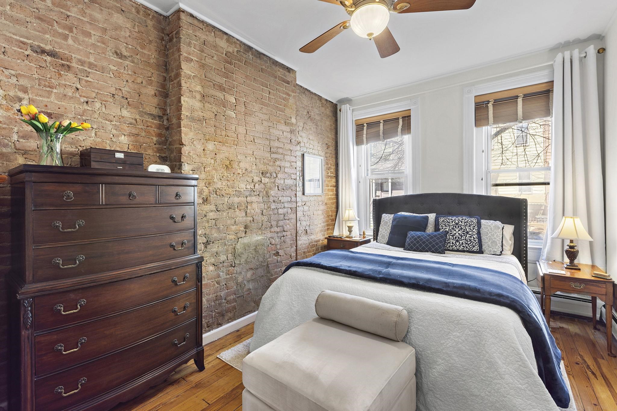 351 8TH ST Unit: 1R