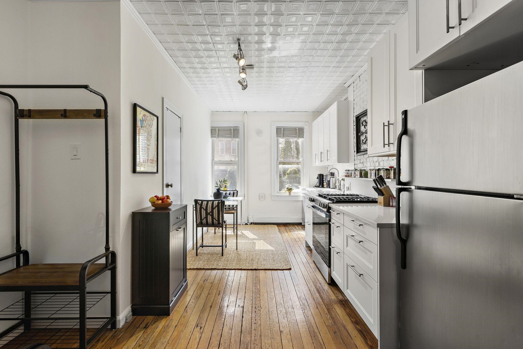 351 8TH ST Unit: 1R