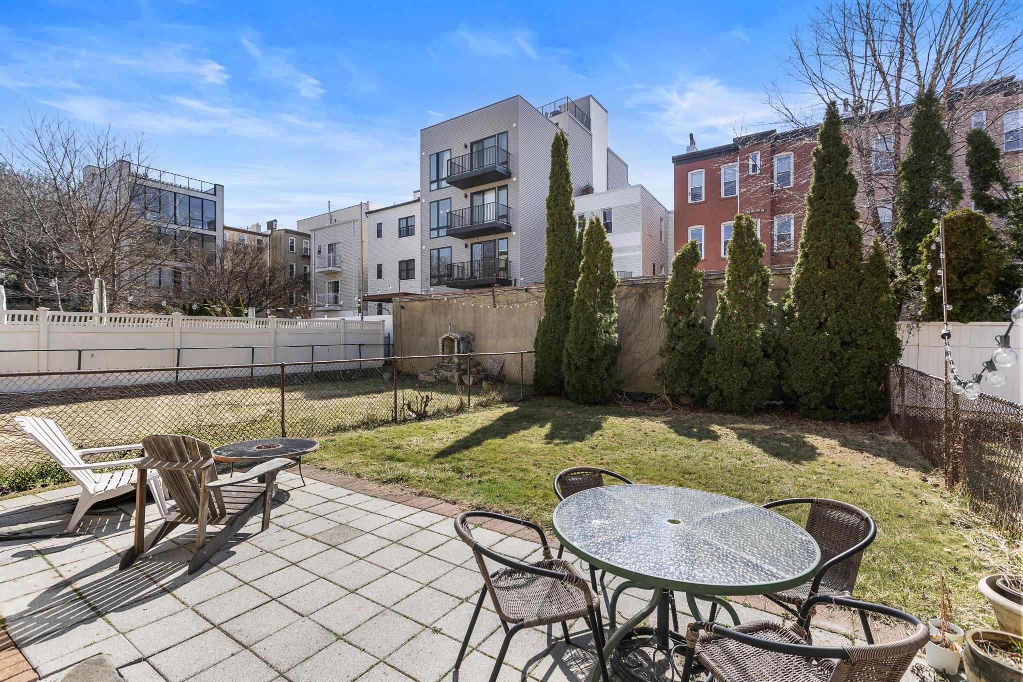 351 8TH ST Unit: 1R