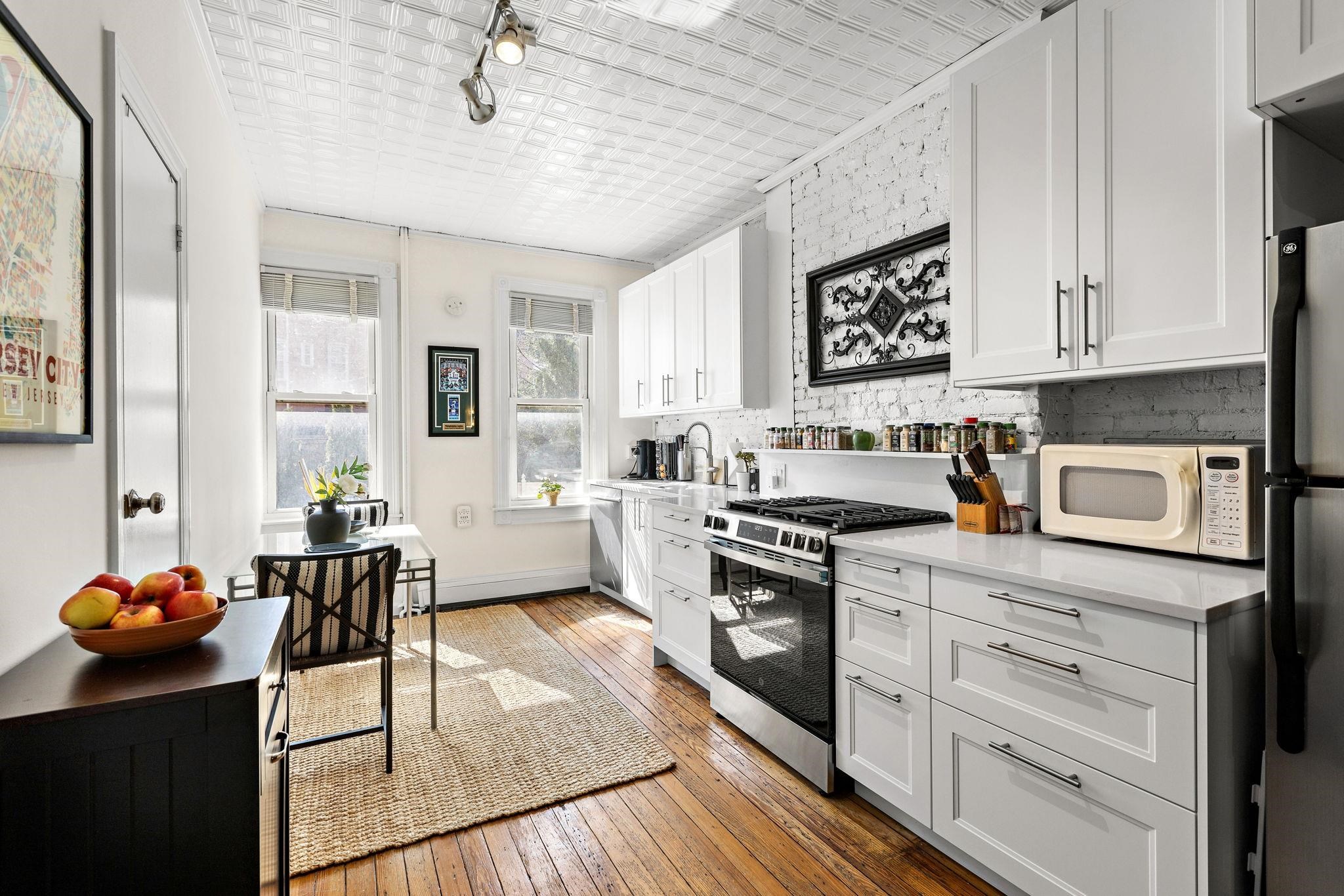 351 8TH ST Unit: 1R