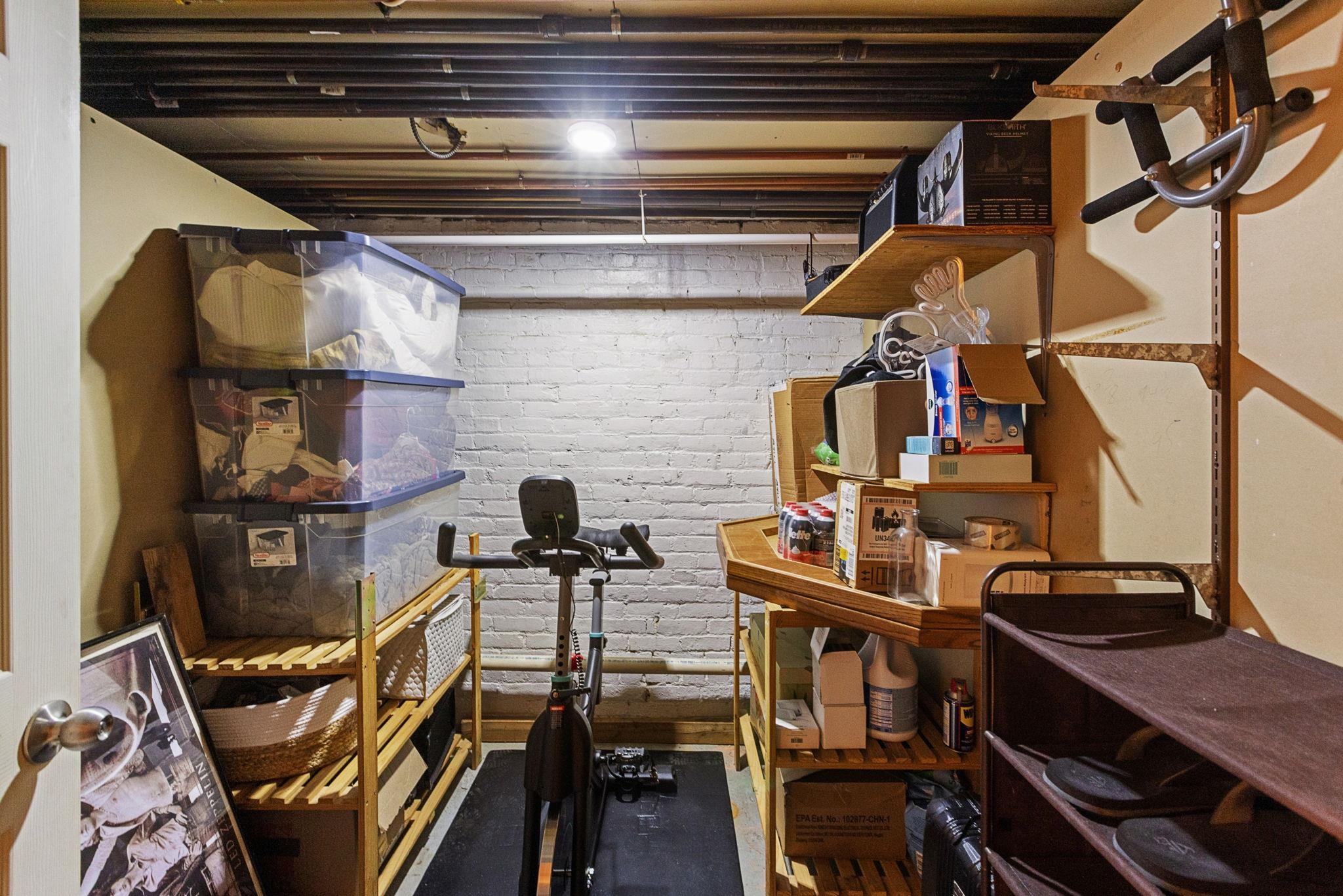 351 8TH ST Unit: 1R