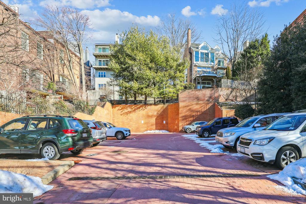 4611 MACARTHUR BLVD NW #B