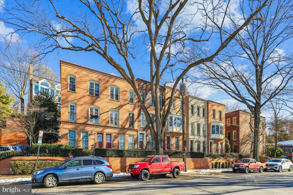 4611 MACARTHUR BLVD NW #B