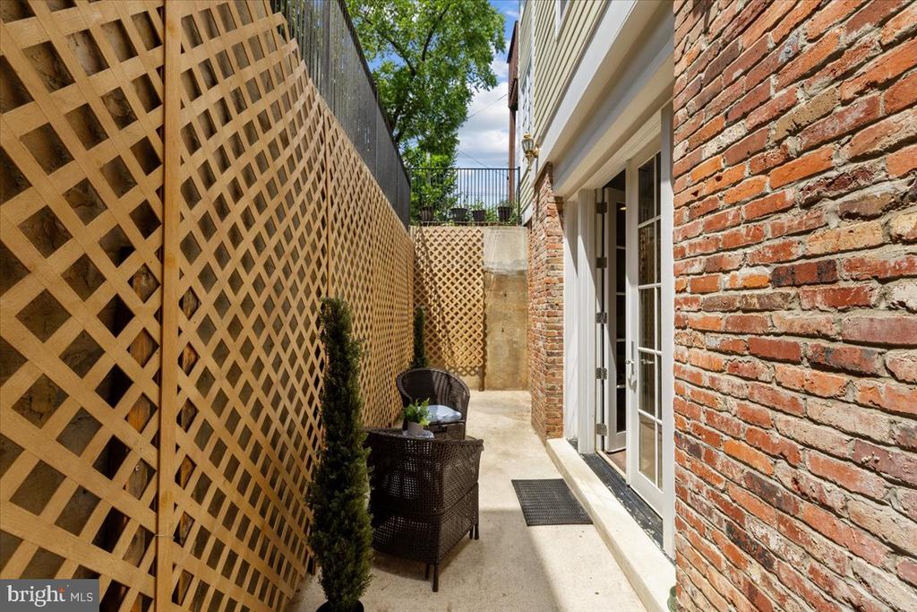 3350 17TH STREET NW T2