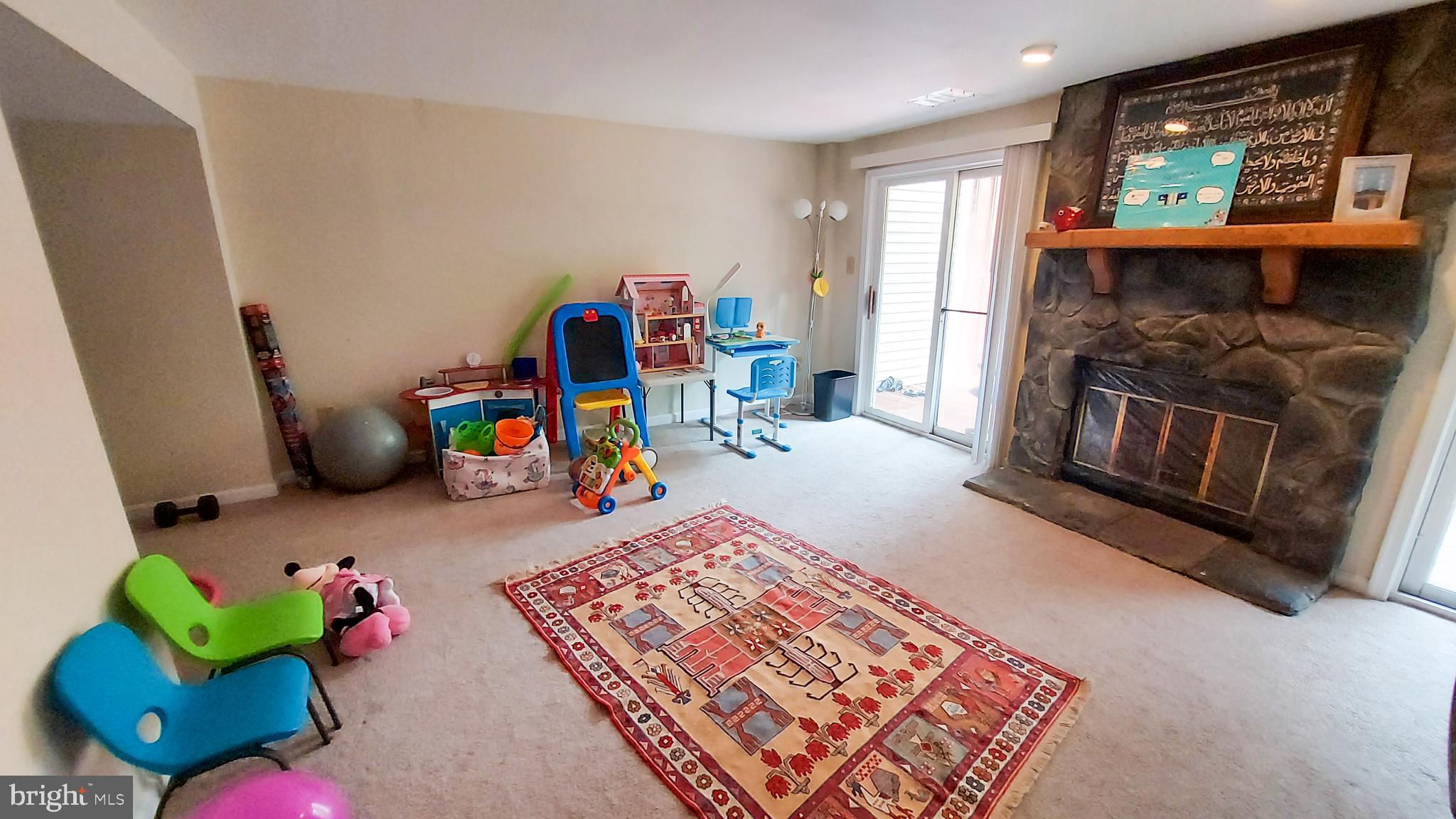 1951 HICKORY HILL LN