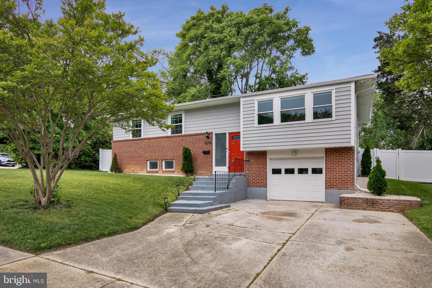 8205 Stardust Pl