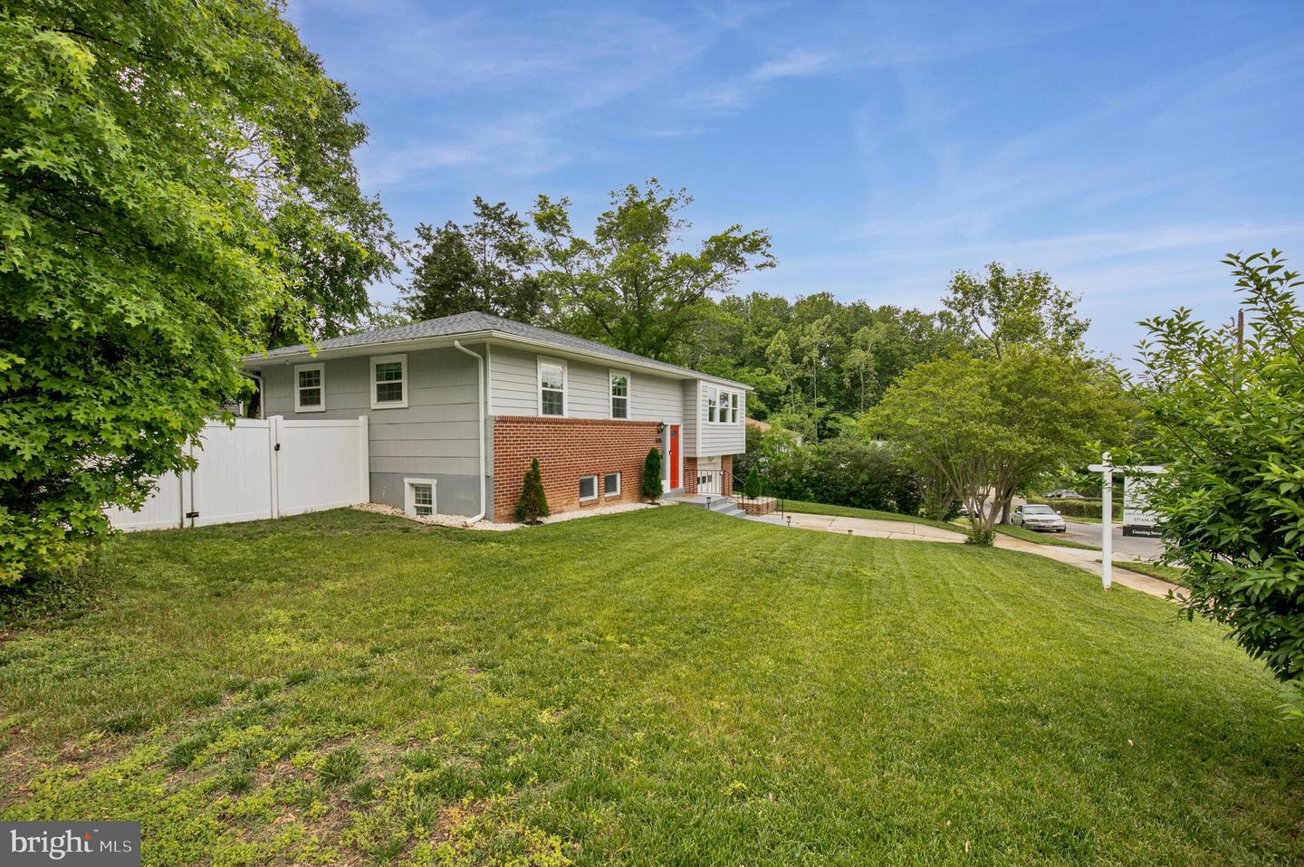 8205 Stardust Pl