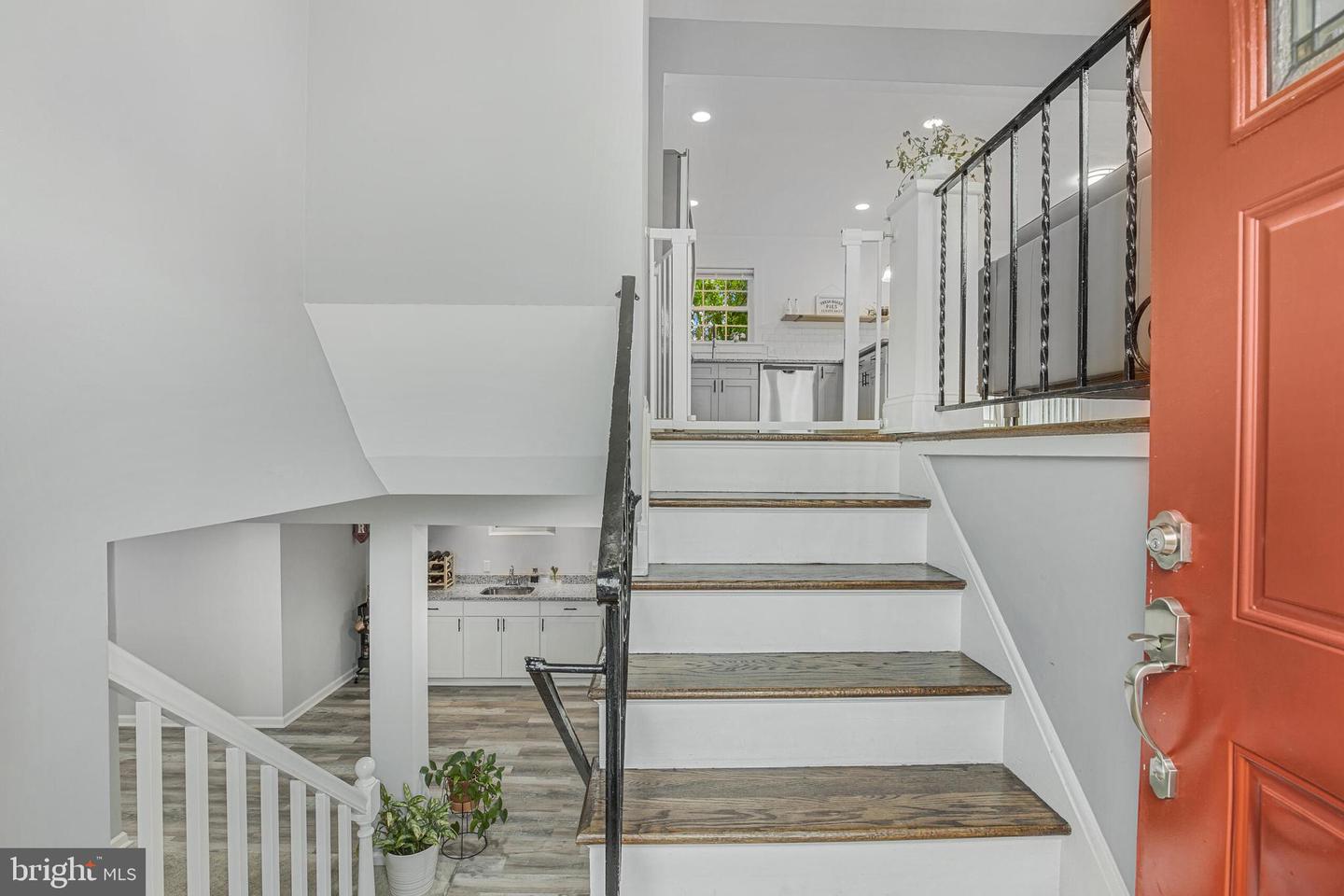 8205 Stardust Pl