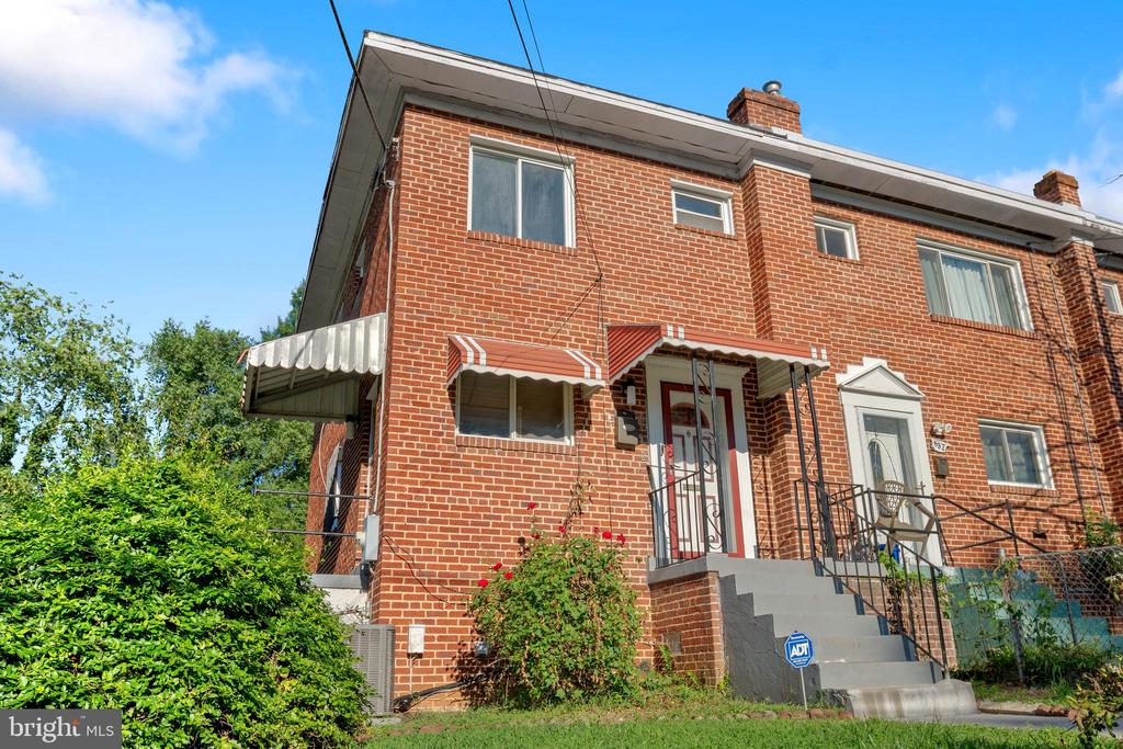 852 Neptune Ave