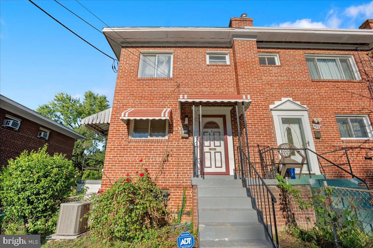 852 Neptune Ave