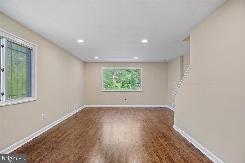 852 Neptune Ave