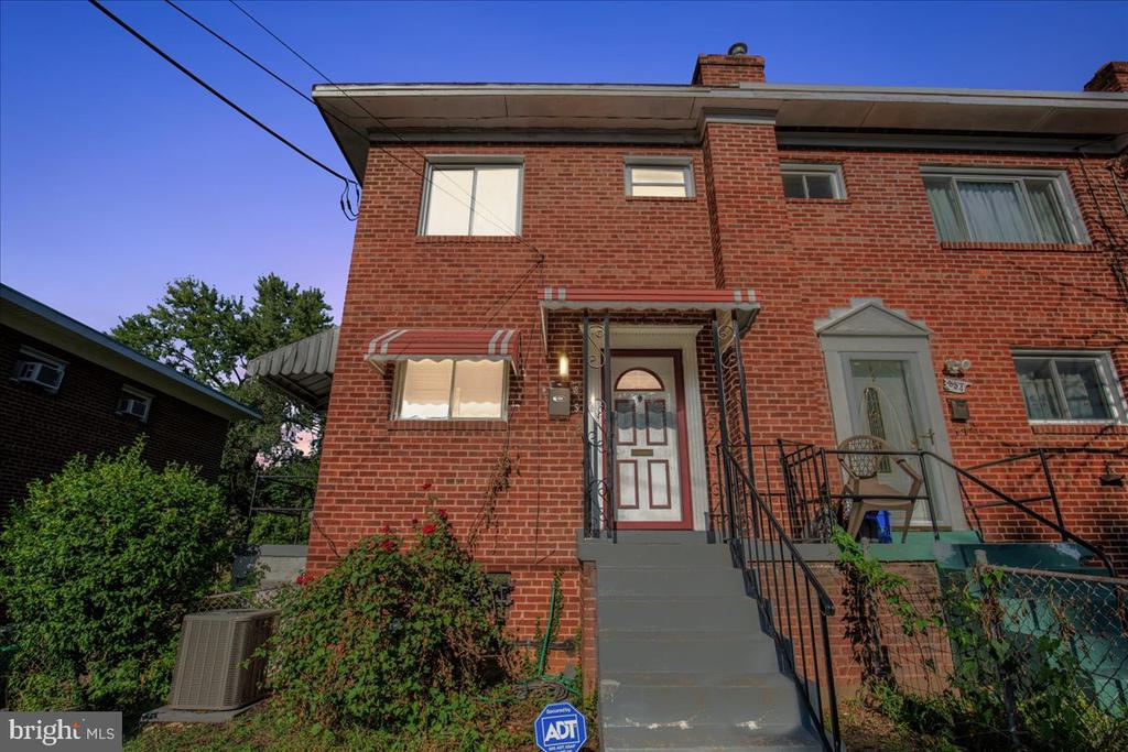 852 Neptune Ave