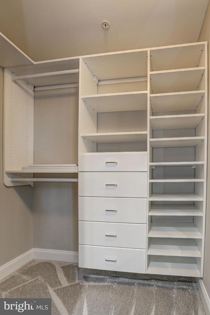 1633 N COLONIAL TERRACE Unit: 211