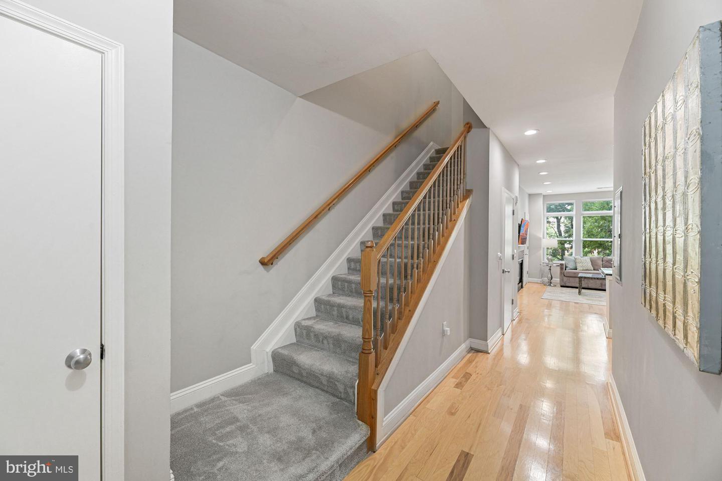 1633 N COLONIAL TERRACE Unit: 211