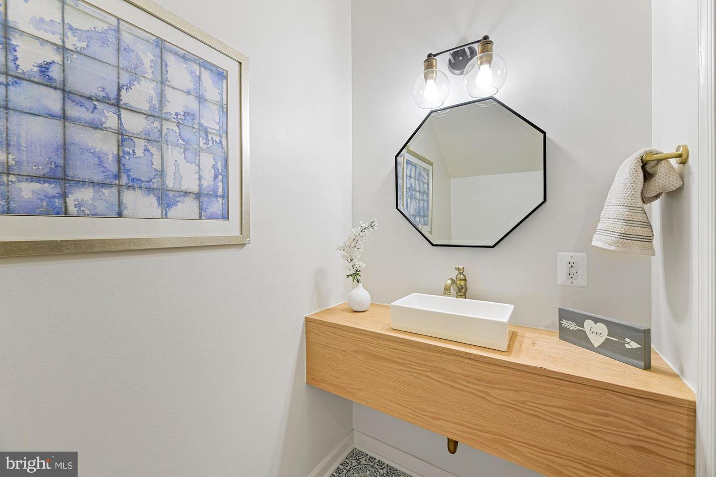 1633 N COLONIAL TERRACE Unit: 211